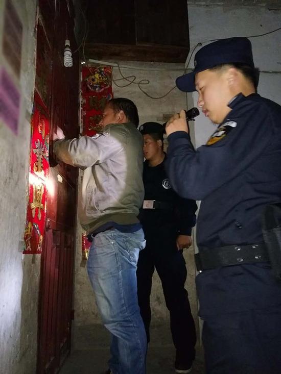 湖州粗心妈妈误将幼女锁家中 民警全城寻开锁师傅开门